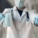 La ricetta per battere il Covid: stretta e vaccino