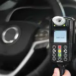 Alcolock obbligatorio dal 2025: come funziona il dispositivo che impedisce di guidare se hai bevuto